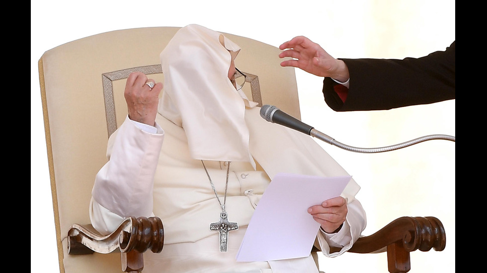 Вятърът погоди странен и забавен номер на папата