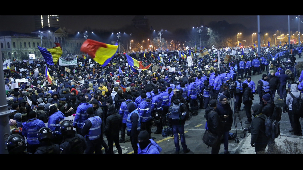 ПОРЕДЕН ДЕН ПРОТЕСТИ: Хиляди отново изпълниха улиците на Букурещ