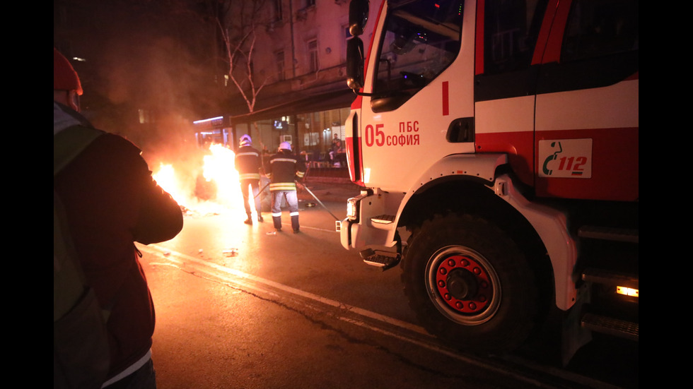 Полицията използва водно оръдие при протеста пред Националния стадион