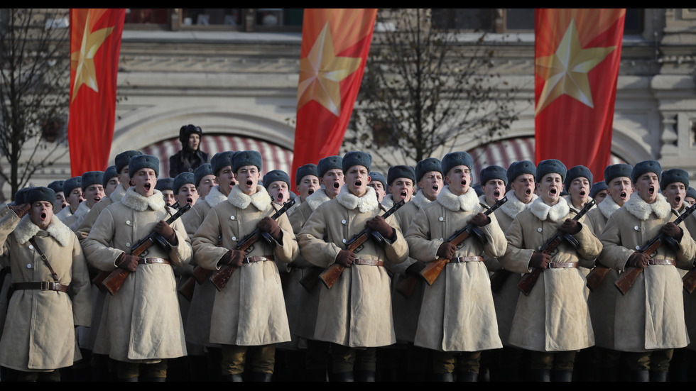 ВОЕНЕН ПАРАД В МОСКВА: Историческа възстановка на Червения площад