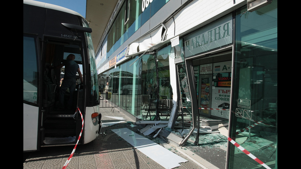 Автобус се вряза в автогара в София