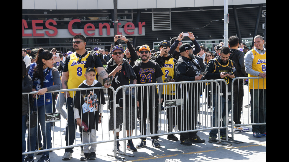 Хиляди се простиха с Коби Брайънт