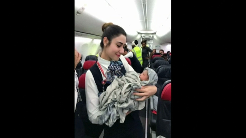 Млада жена роди на борда на самолет