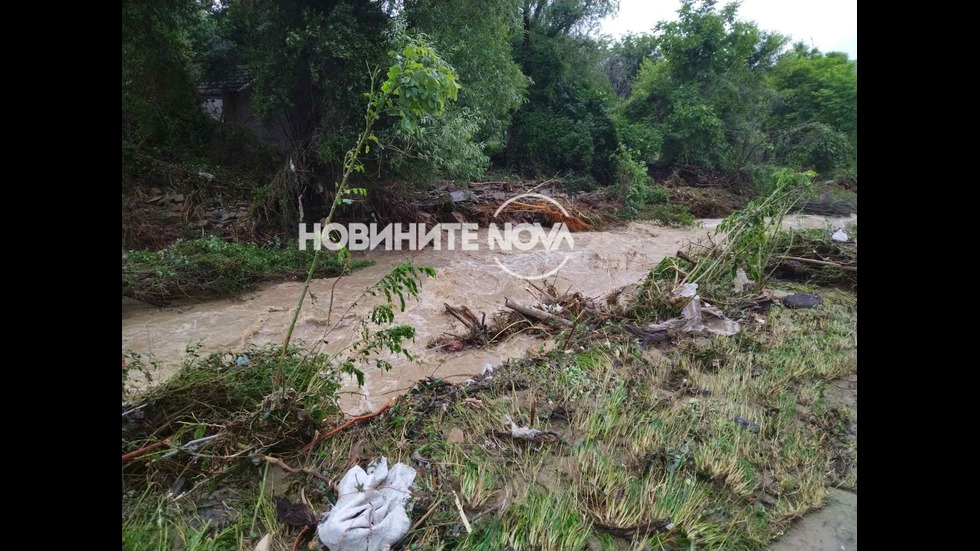 Река излезе от коритото си, наводни село Ребърково и го остави без ток и вода