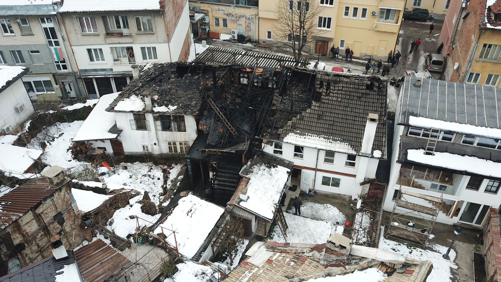 Пожар изпепели 3 старинни къщи в Габрово