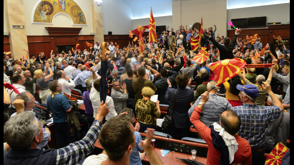 Протестиращи щурмуваха парламента в Скопие
