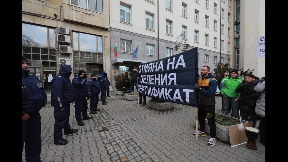 "Възраждане" организира протест срещу зеления сертификат, докараха водно оръдие пред НС