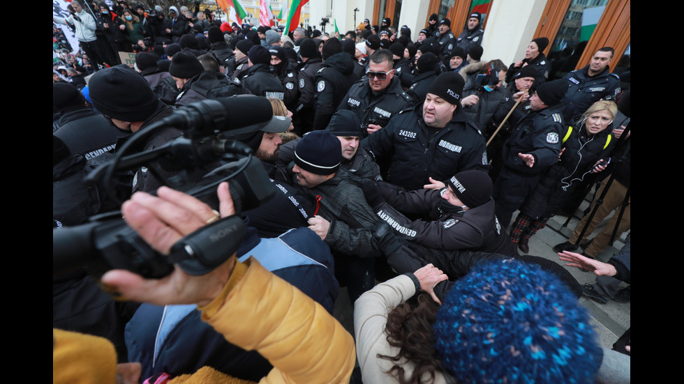"Възраждане" организира протест срещу зеления сертификат, докараха водно оръдие пред НС