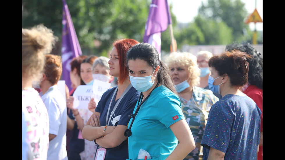 Протест пред "Пирогов" в защита на проф. Балтов