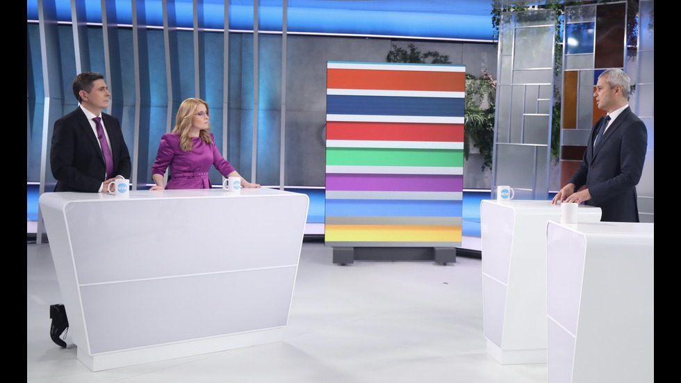 ЗАД КАДЪР: Изборният ден по NOVA В СНИМКИ