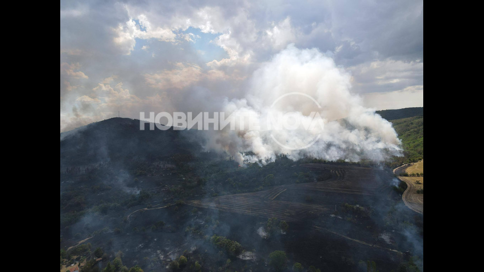 Пожар обхвана гора и къщи в Средна гора