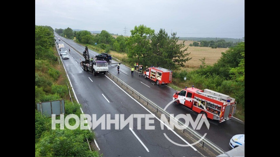 Камион събори предпазна рамка