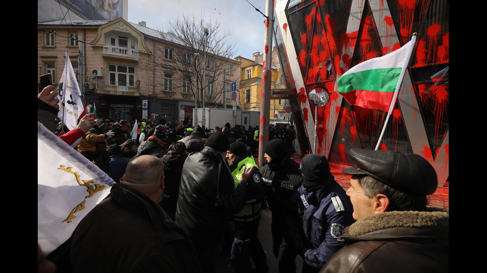 Ранени полицаи и арести на протеста на „Възраждане”