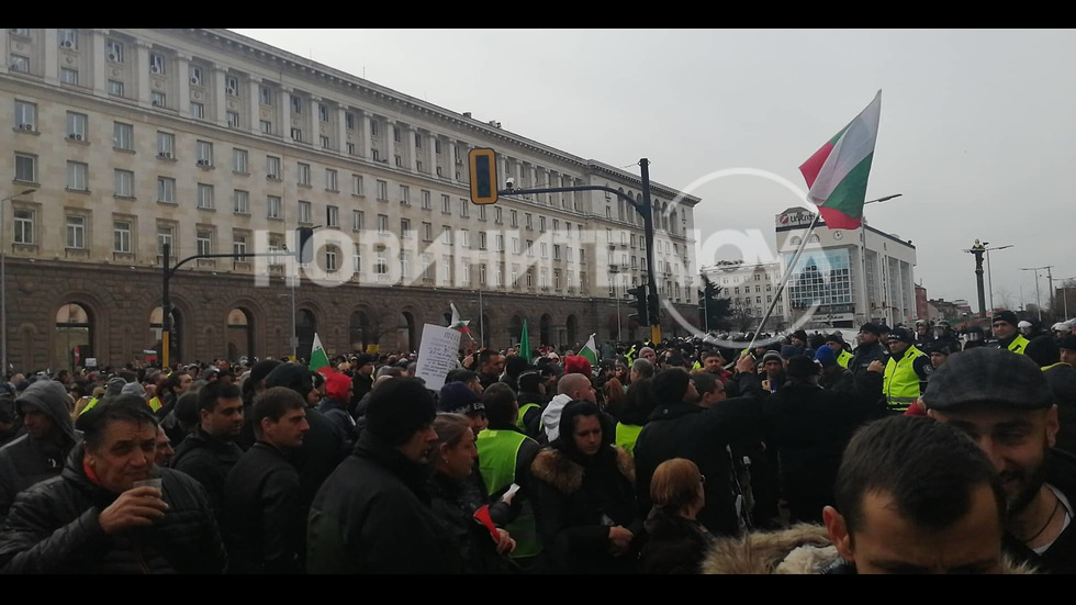 ПРОТЕСТ ПРЕД ПАРЛАМЕНТА: Хотелиери и ресторантьори искат намаляване на ДДС