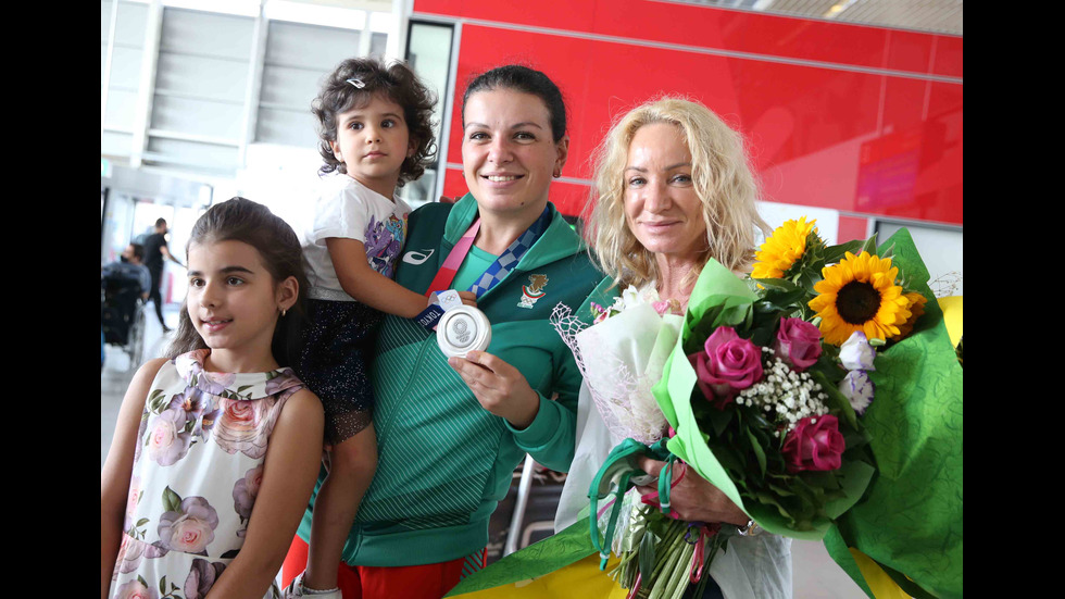Антоанета Костадинова се завърна в България след успеха на Олимпиадата