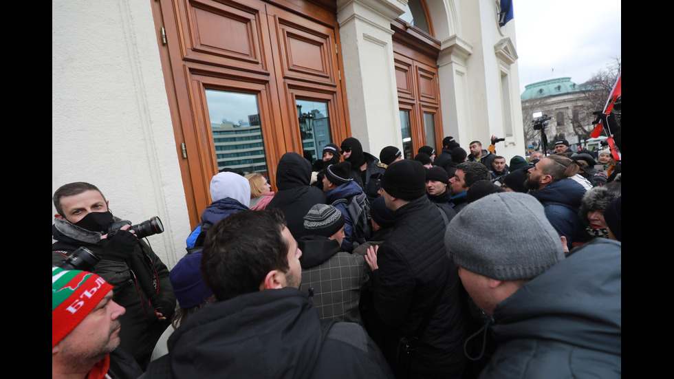"Възраждане" организира протест срещу зеления сертификат, докараха водно оръдие пред НС