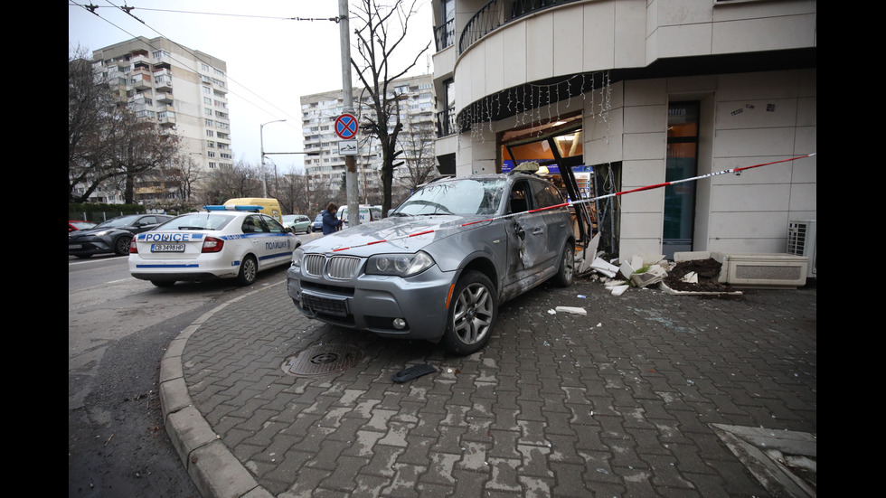 Кола се вряза в магазин в София, има пострадали