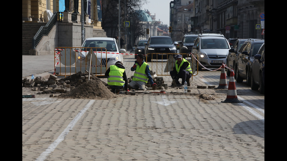 Ремонтират жълтите павета в София