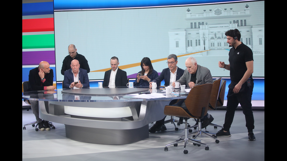 ЗАД КАДЪР: Изборният ден по NOVA В СНИМКИ