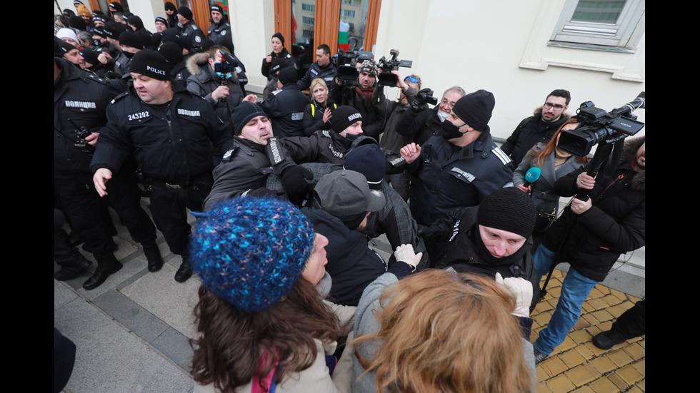 "Възраждане" организира протест срещу зеления сертификат, докараха водно оръдие пред НС
