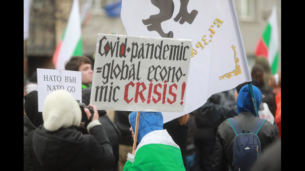 "Възраждане" организира протест срещу зеления сертификат, докараха водно оръдие пред НС