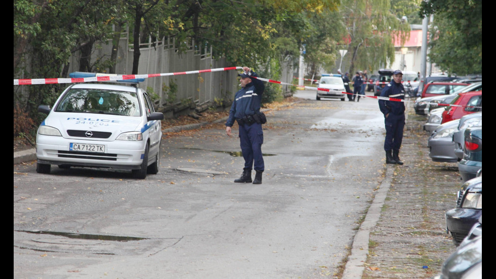 Мъж намери жена си застреляна в колата им в София
