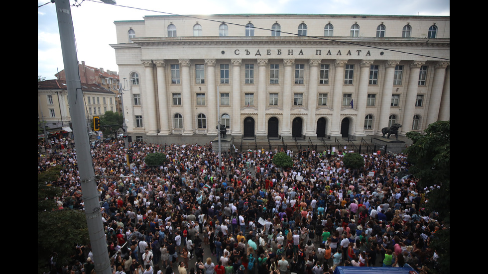 Протести в десетки градове заради жестоко малтретираното 18-годишно момиче