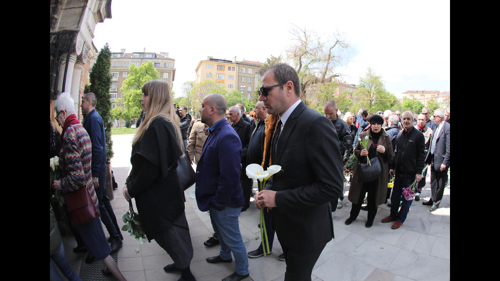 Поклонение пред тленните останки на журналиста Радослав Янкулов в църквата "Свети Седмочисленици"
