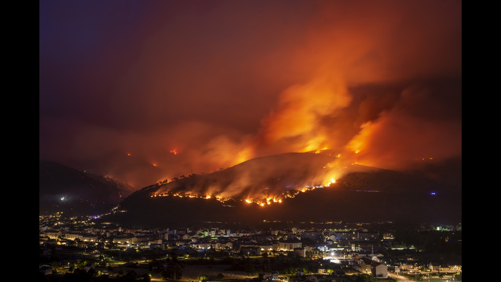 Хеликоптери се включиха в гасенето на пожари в Испания