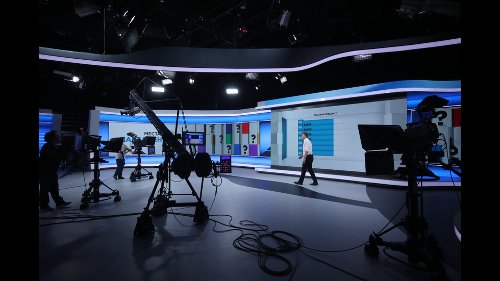 ЗАД КАДЪР: Изборният ден по NOVA В СНИМКИ