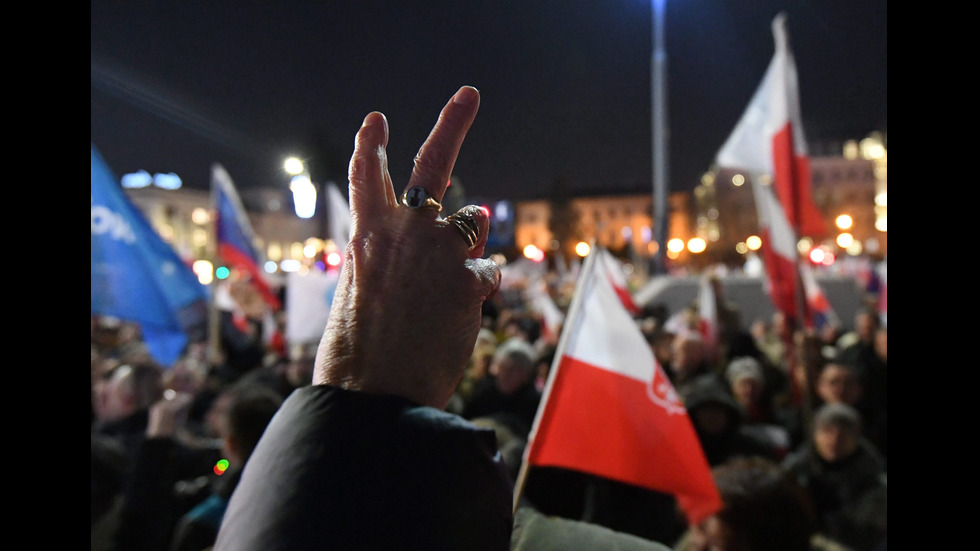 Хиляди поляци излязоха по улиците на Варшава на протест