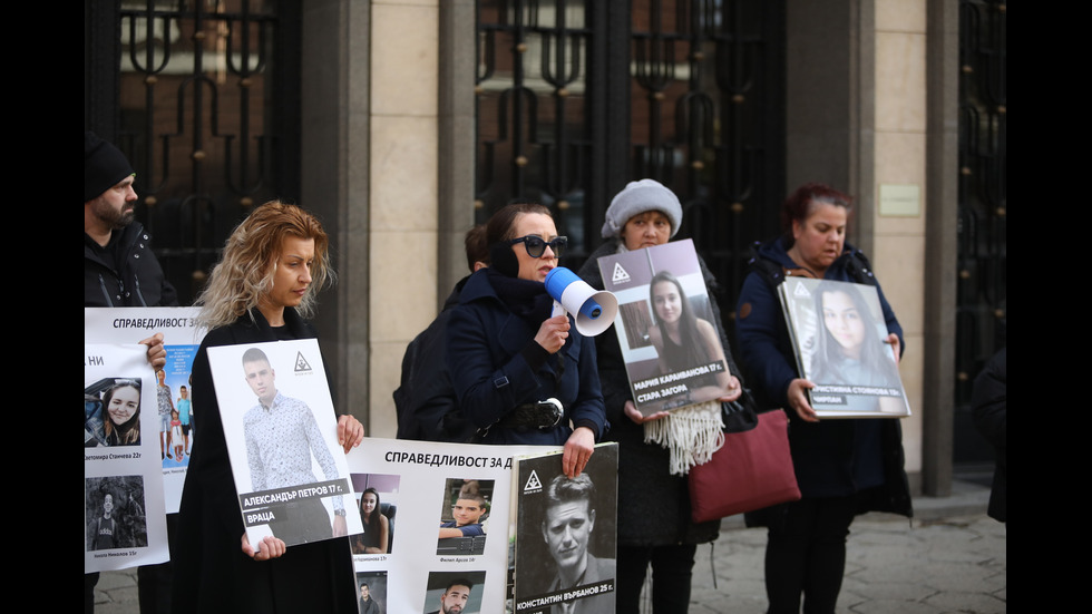 „Стига повече“: Протест в София срещу войната по пътищата