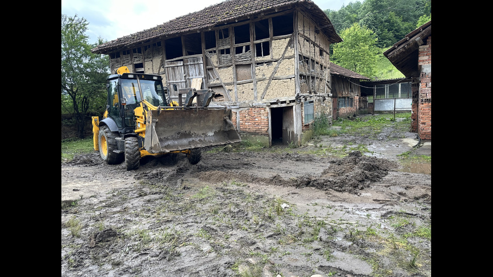 След пороя в Етрополе: Наводнени къщи, разрушен мост и частично бедствено положение