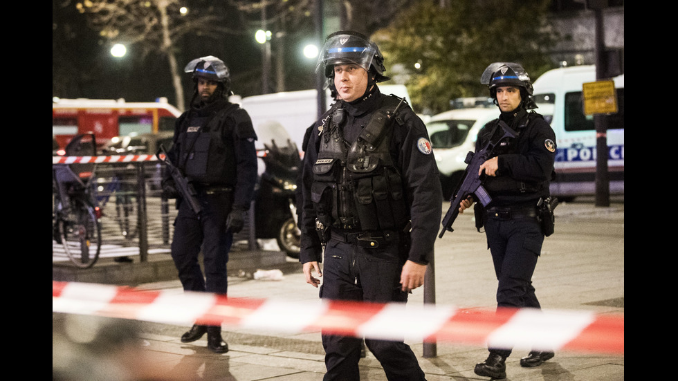 Въоръжен мъж взе 7 заложници в Париж