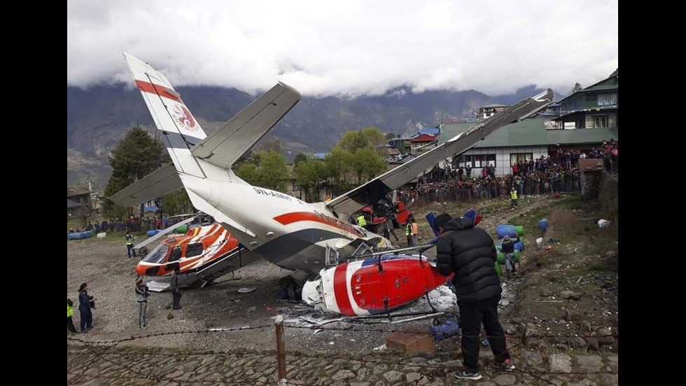 Самолет удари хеликоптер, трима души загинаха