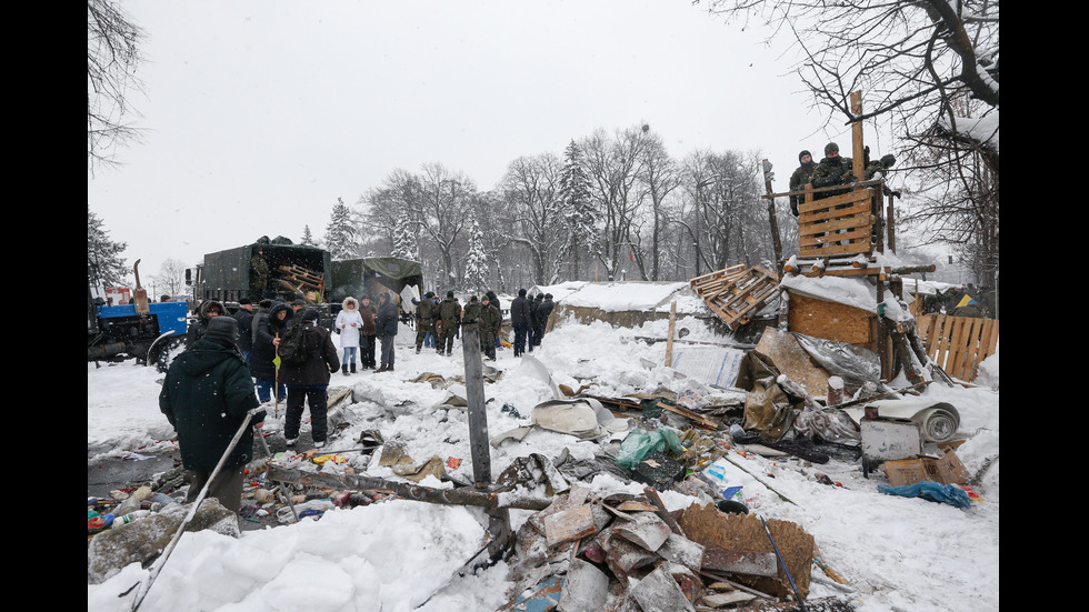 Поне 10 ранени при сблъсъци между протестиращи и полиция в Киев