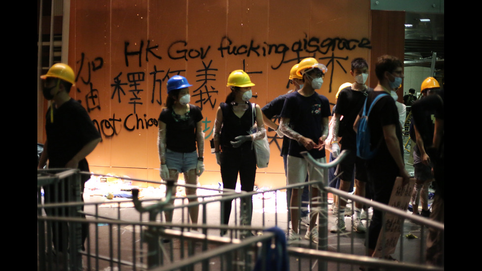 Полицията си върна контрола над парламента в Хонконг