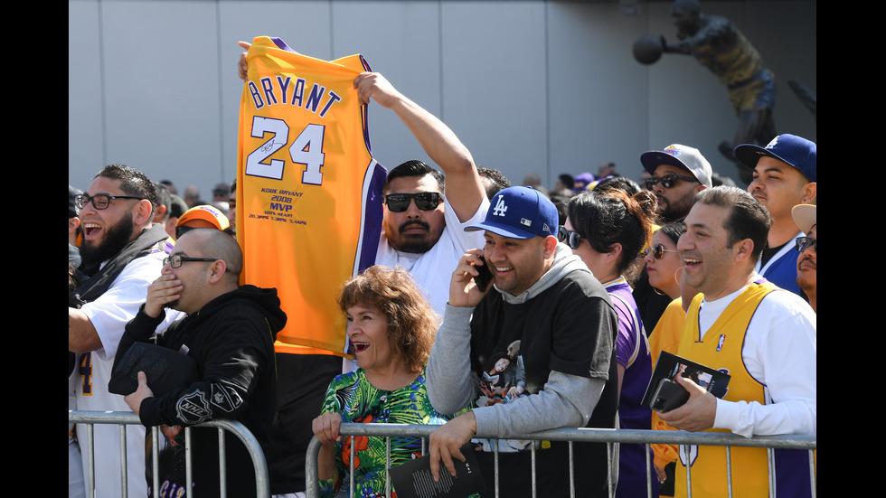 Хиляди се простиха с Коби Брайънт