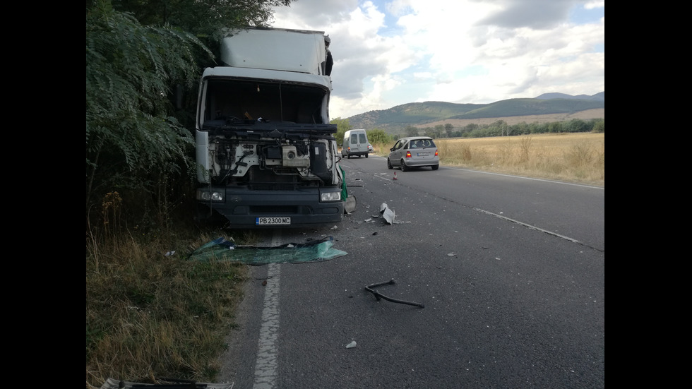 Два камиона се удариха на пътя Казанлък - Стара Загора