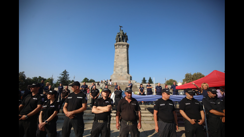 Засилено полицейско присъствие край Паметника на Съветската армия в София