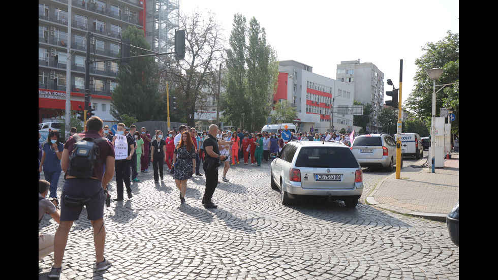 Протест пред "Пирогов" в защита на проф. Балтов