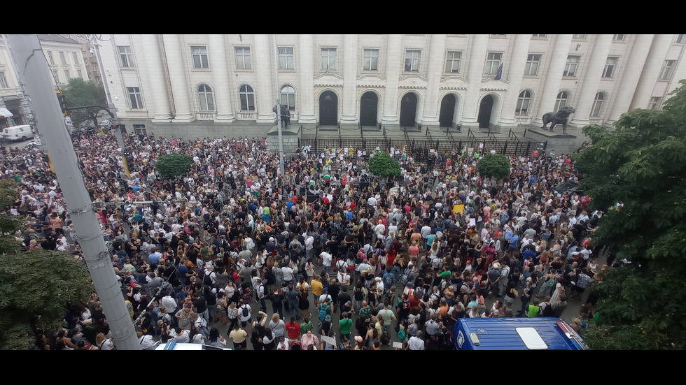 Протести в десетки градове заради жестоко малтретираното 18-годишно момиче