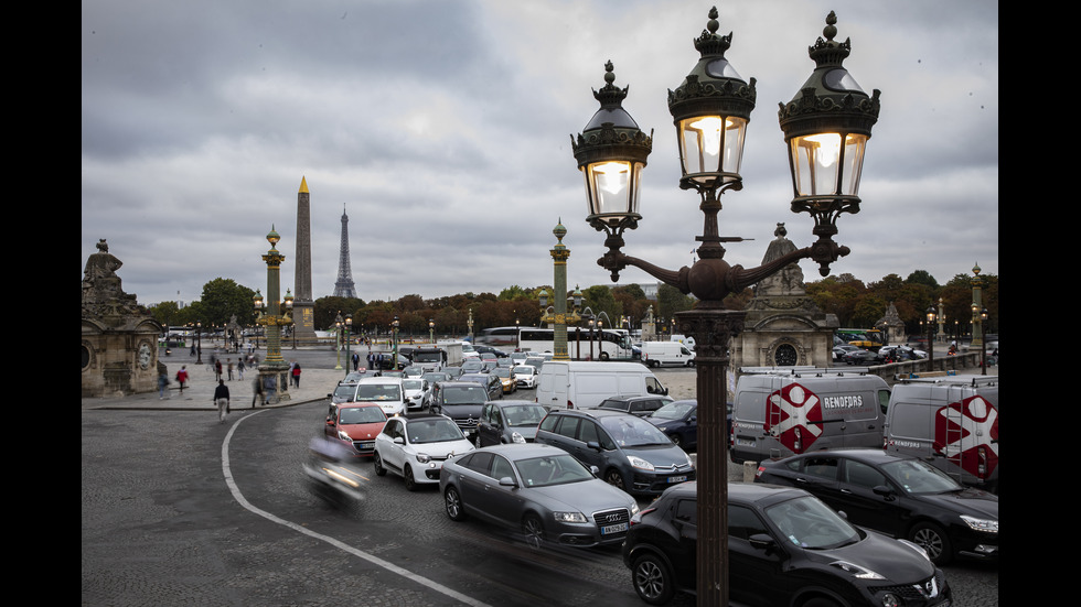 Париж е парализиран от най-голямата транспортна стачка за последните 12 години