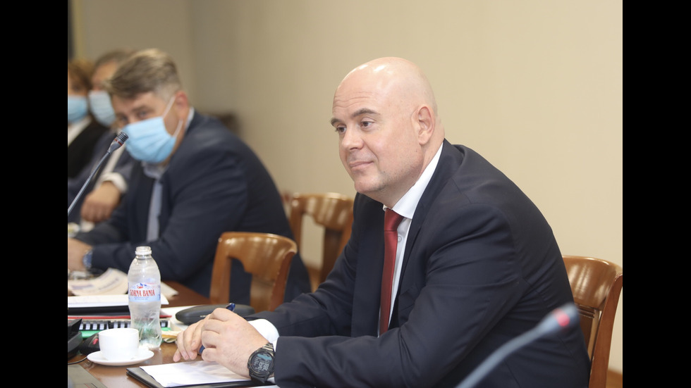 ВСС обсъжда отстраняването на Гешев, граждани протестират