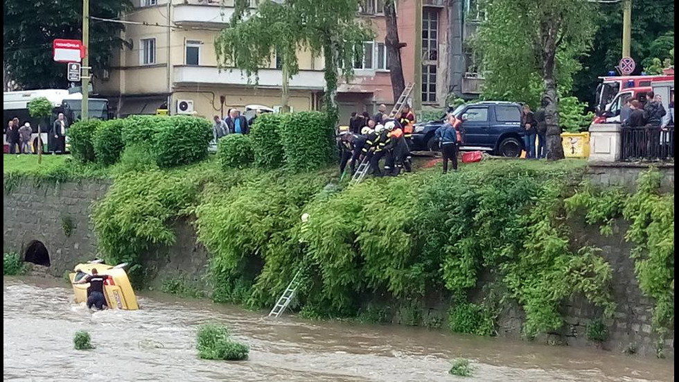 Такси падна в Янтра