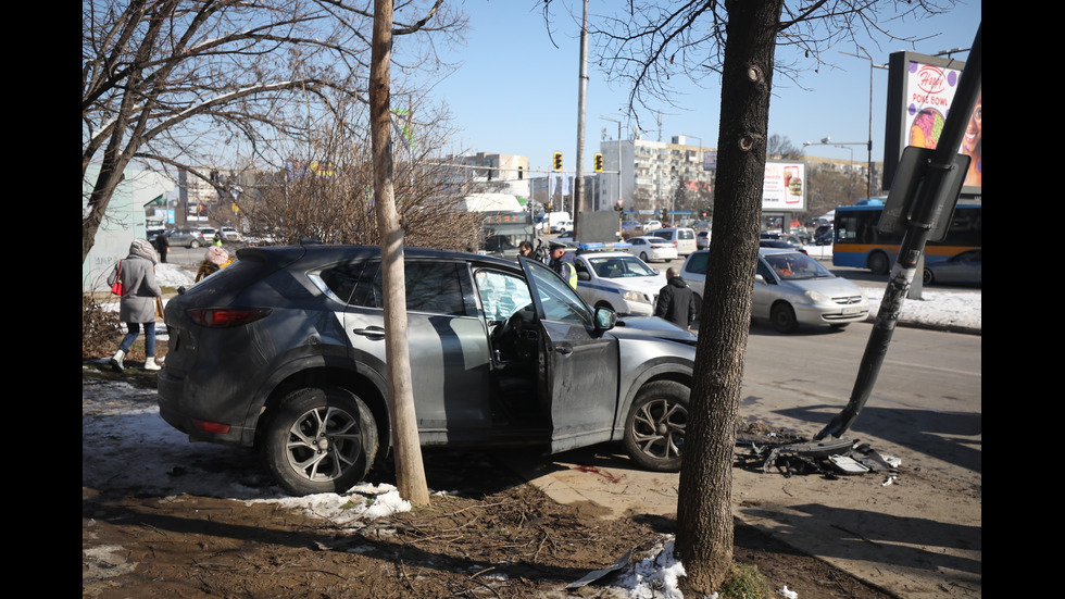 Кола се вряза в автобусна спирка в София, има ранени