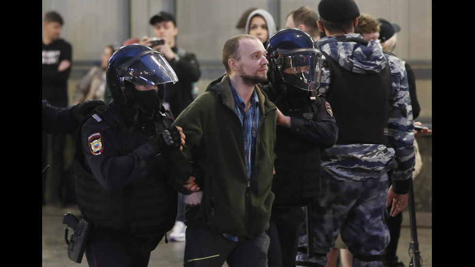 Над 100 задържани след протест за оставката на Путин в Москва