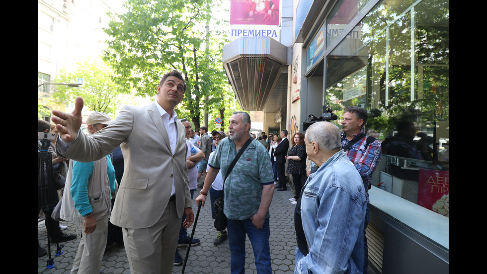 Младежкият театър в София излезе на протест