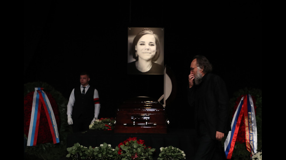 Поклонението пред Даря Дугина