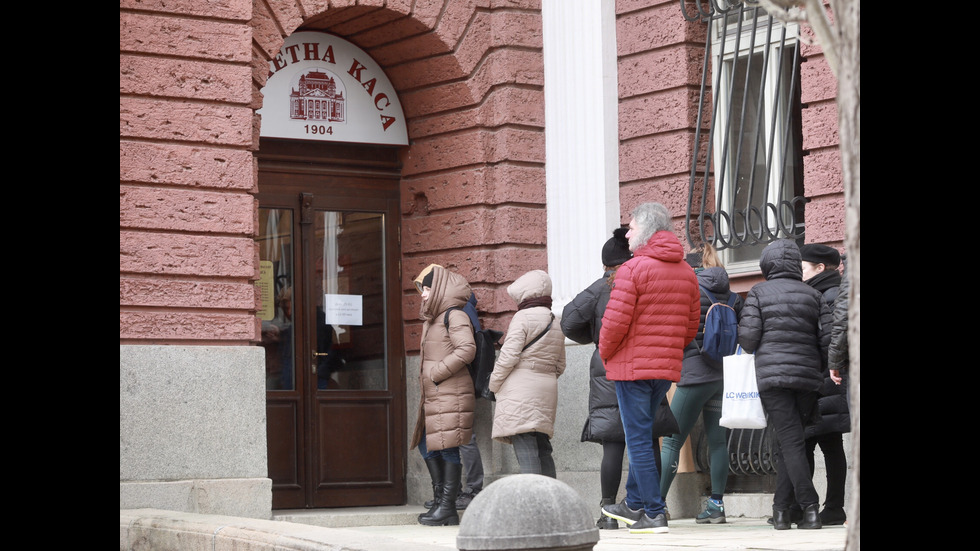 Опашки от желаещи да купят билети за спектакли с участието на Джон Малкович